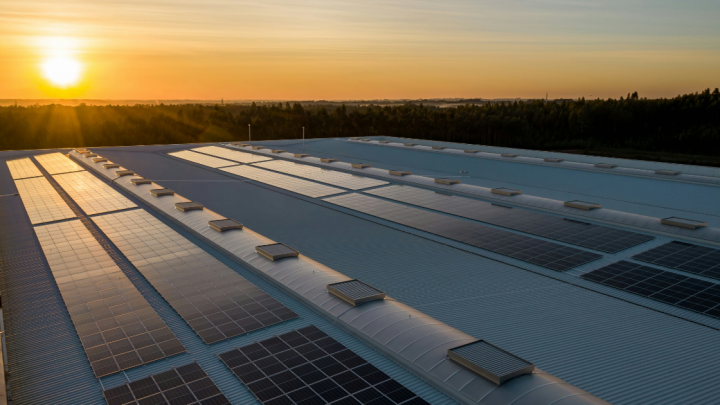 Commercial rooftop solar panels generating clean energy at sunrise, showing Energy On’s Solar Assessment and Benefits Report for embedded and non-embedded network buildings.